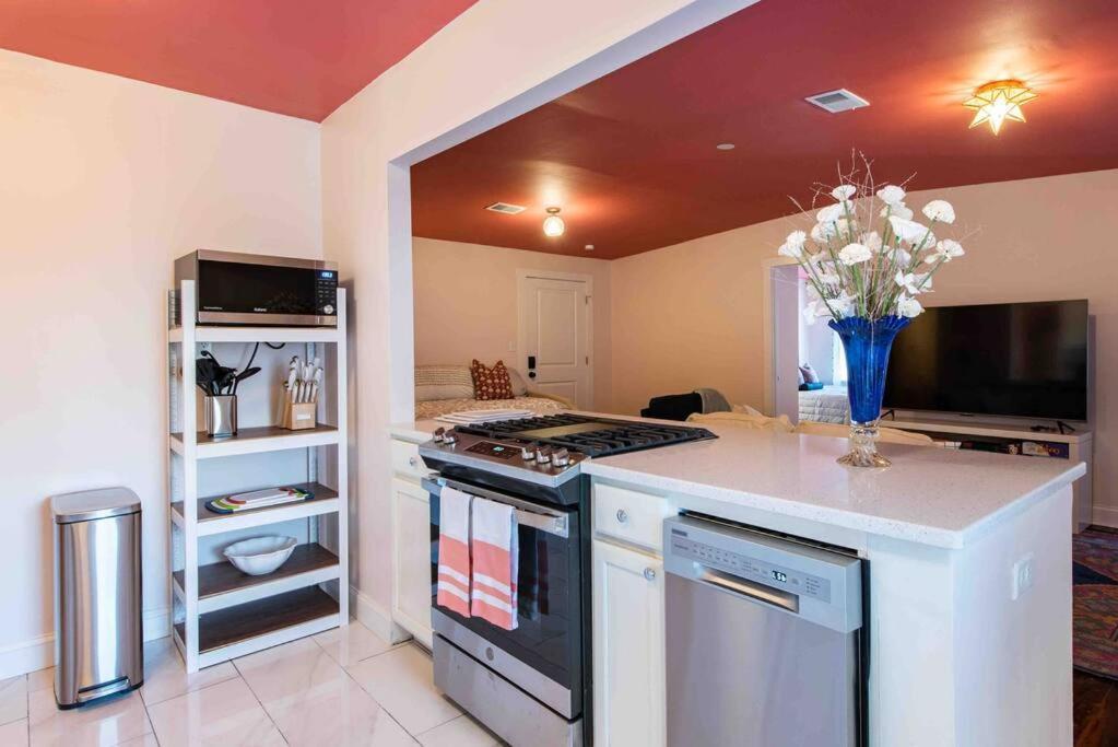 Blush And Bashful Germantown Two Bedroom Apartment ลุยส์วิลล์ ภายนอก รูปภาพ