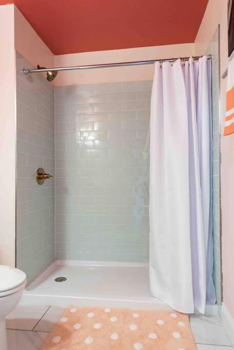 Blush And Bashful Germantown Two Bedroom Apartment ลุยส์วิลล์ ภายนอก รูปภาพ
