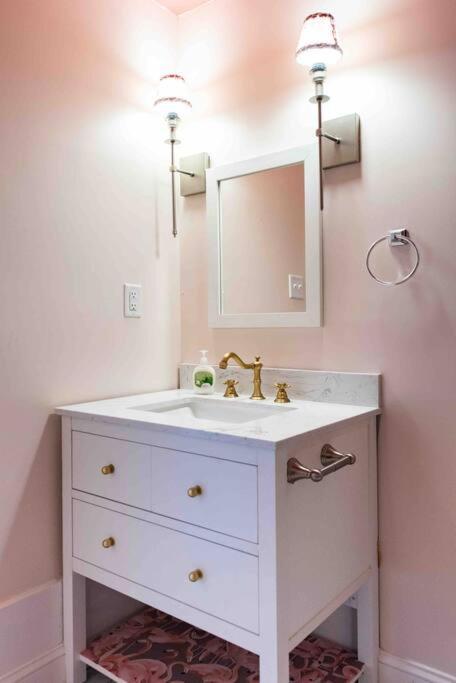 Blush And Bashful Germantown Two Bedroom Apartment ลุยส์วิลล์ ภายนอก รูปภาพ